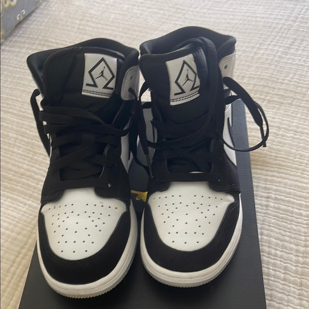 Jordan 1 Mid High Tops Size 5.5
